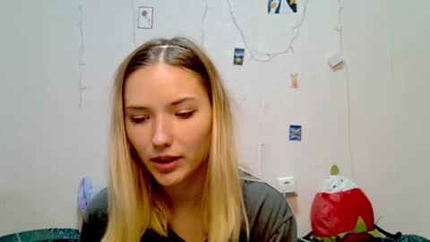 Snapshot of _kikiclark_ chatting on 09.18.25 _kikiclark_ online show from 09.18.25