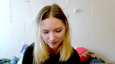 Snapshot of _kikiclark_ chatting on 09.19.25 _kikiclark_ online show from 09.19.25