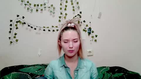 _kikiclark_ online show from 12.05.25