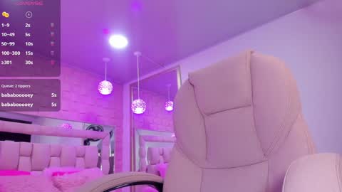 Snapshot of _laaura_ chatting on 12.22.24 Laura online show from 12.22.24