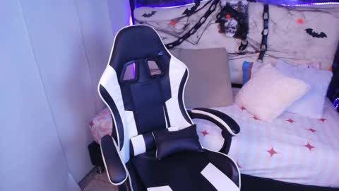 Snapshot of _lilly_miller chatting on 10.31.25 Liily online show from 10.31.25