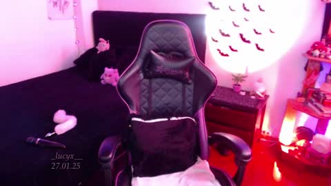 Queen.  Help me reach 100 thumbs up  online show from 01.27.25