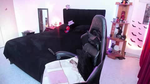 Queen.  Help me reach 100 thumbs up  online show from 01.15.26