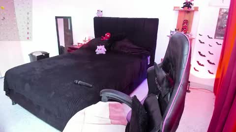 Queen.  Help me reach 100 thumbs up  online show from 02.03.26