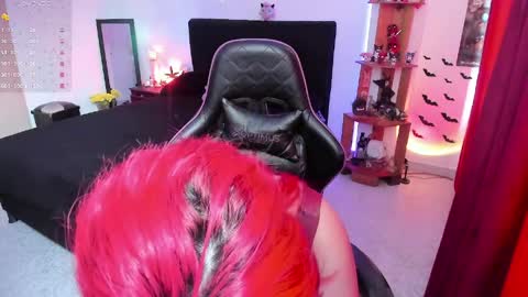 Queen.  Help me reach 100 thumbs up  online show from 03.31.26