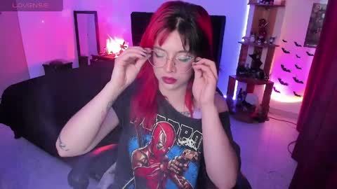 Queen.  Help me reach 100 thumbs up  online show from 04.23.26