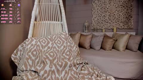 Snapshot of _luna_dupont_ chatting on 02.18.25 Luna online show from 02.18.25