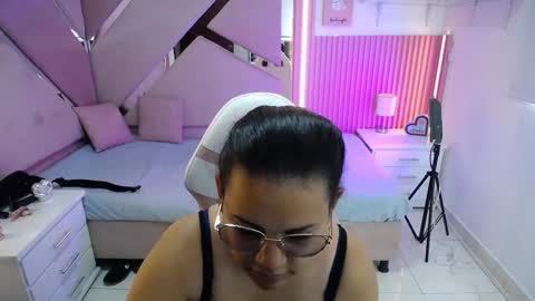 Snapshot of _miaaleon chatting on 09.27.25 Mia online show from 09.27.25