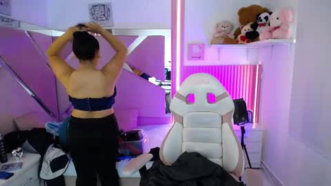 Snapshot of _miaaleon chatting on 10.01.25 Mia online show from 10.01.25