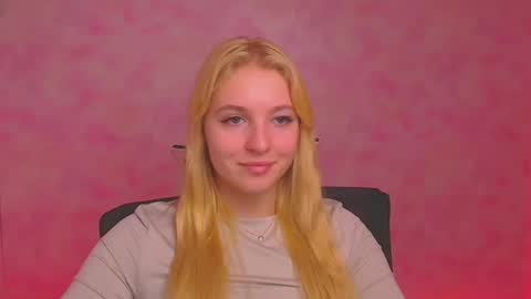 Snapshot of _mila_la_ chatting on 01.04.25 Melanie online show from 01.04.25