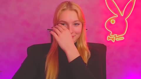 Snapshot of _mila_la_ chatting on 01.11.25 Melanie online show from 01.11.25