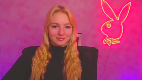 Snapshot of _mila_la_ chatting on 01.12.25 Melanie online show from 01.12.25