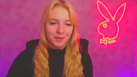 Snapshot of _mila_la_ chatting on 01.12.25 Melanie online show from 01.12.25