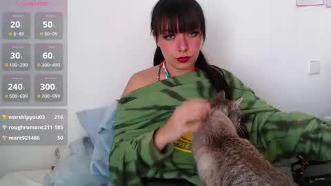 Sophia Help me get 100 thumbs up online show from 02.16.25