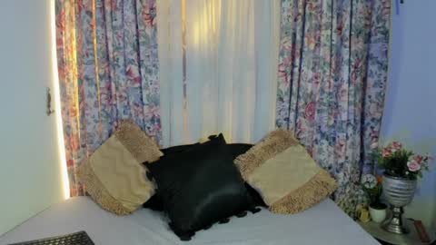 Snapshot of _mizuki chatting on 12.18.24 mizuki online show from 12.18.24