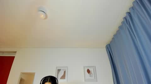 independent model natha online show from 01.30.25