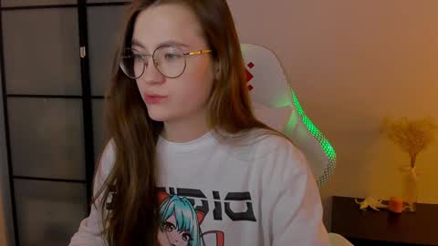 Mia with a big heart  online show from 12.04.24