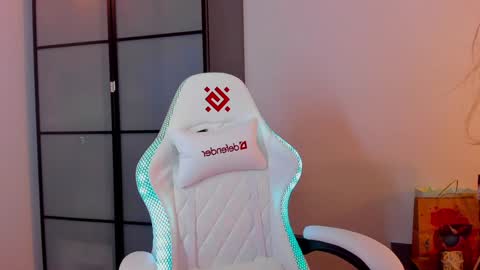 Mia with a big heart  online show from 01.27.25