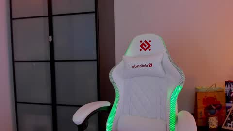 Mia with a big heart  online show from 01.27.25