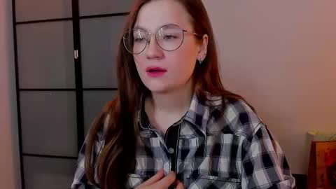 Mia with a big heart  online show from 02.15.25