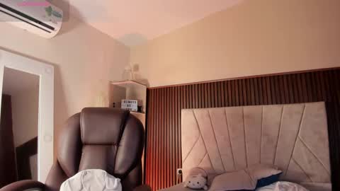 Snapshot of _niah_ chatting on 09.15.25 Niah You can call me Ni or cutie haha online show from 09.15.25