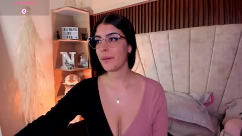 Snapshot of _niah_ chatting on 10.21.25 Niah You can call me Ni or cutie haha online show from 10.21.25