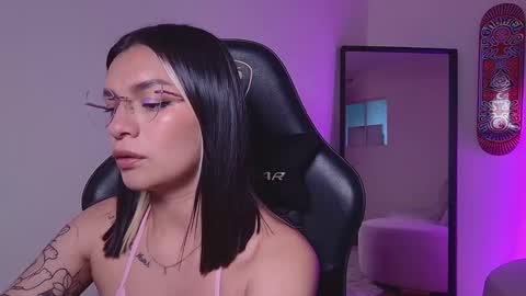 Mai   MODEL INDEPENT  online show from 11.04.25