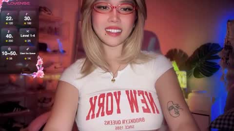 Snapshot of _nippleticklexxx chatting on 09.25.25 Lily online show from 09.25.25