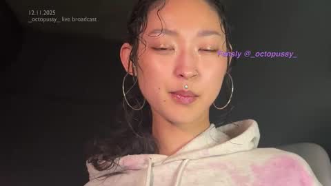 Snapshot of _octopussy_ chatting on 11.12.25 Mikayla online show from 11.12.25