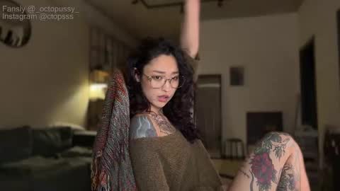 Snapshot of _octopussy_ chatting on 02.06.26 Mikayla online show from 02.06.26