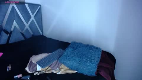 Snapshot of _reddevil18 chatting on 12.01.25 caroline online show from 12.01.25