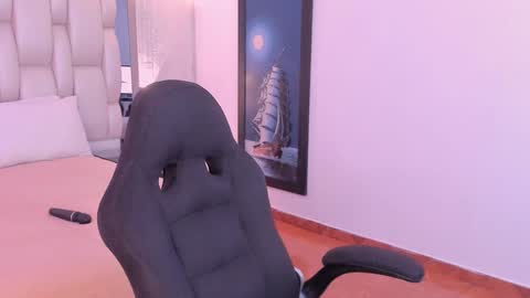 Snapshot of _saragarcia_ chatting on 01.15.25 Sara online show from 01.15.25