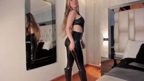 Snapshot of _saragarcia_ chatting on 02.20.25 Sara online show from 02.20.25