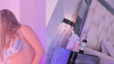 Snapshot of _saragarcia_ chatting on 10.29.25 Sara online show from 10.29.25