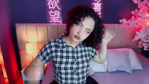 Snapshot of _sarahrose chatting on 02.13.26 Sara online show from 02.13.26