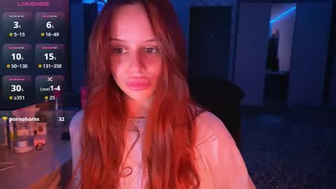 Snapshot of _slutty_fox_ chatting on 09.23.25 Alice online show from 09.23.25