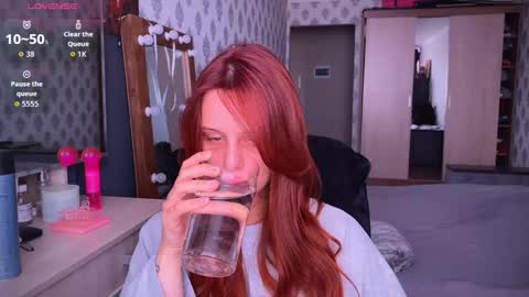 Snapshot of _slutty_fox_ chatting on 09.24.25 Alice online show from 09.24.25