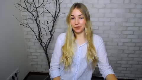 Snapshot of _snow_queen__ chatting on 01.04.25 Rachel online show from 01.04.25