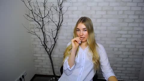 Snapshot of _snow_queen__ chatting on 01.04.25 Rachel online show from 01.04.25