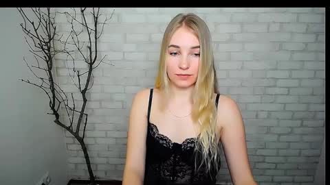 Snapshot of _snow_queen__ chatting on 02.14.25 Rachel online show from 02.14.25