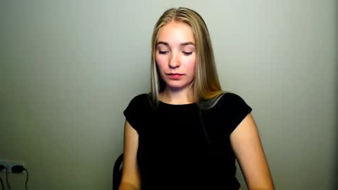 Snapshot of _snow_queen__ chatting on 10.13.25 Rachel online show from 10.13.25