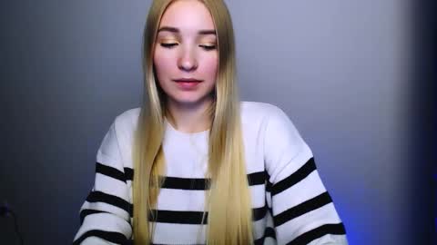 Snapshot of _snow_queen__ chatting on 10.30.25 Rachel online show from 10.30.25