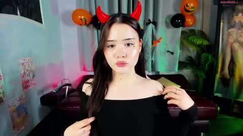 Snapshot of _spicygirl chatting on 10.25.25 Brittany online show from 10.25.25