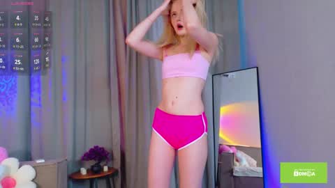 Snapshot of _starshine chatting on 11.09.25 Lolla online show from 11.09.25