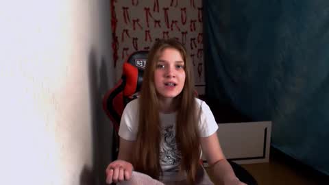 Snapshot of _sweet_foxy_ chatting on 12.14.25 Mari online show from 12.14.25