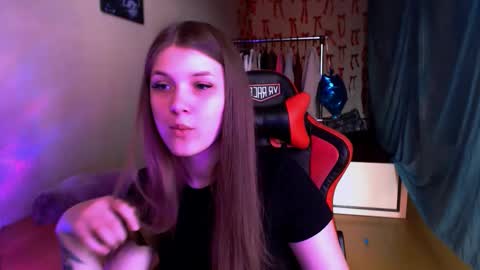 Snapshot of _sweet_foxy_ chatting on 03.25.26 Mari online show from 03.25.26