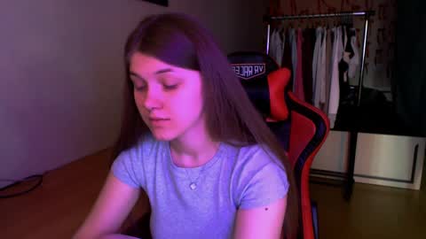 Snapshot of _sweet_foxy_ chatting on 04.04.26 Mari online show from 04.04.26