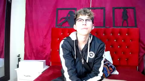 Snapshot of _thomas_hot_ chatting on 02.19.25 Thomas online show from 02.19.25