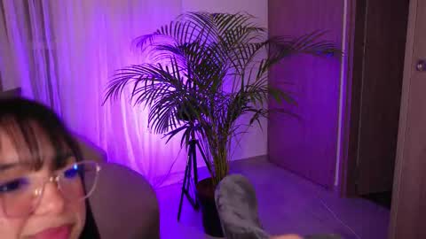 Snapshot of _victoria_florez chatting on 09.30.25 VICTORIA online show from 09.30.25