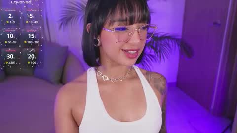 Snapshot of _victoria_florez chatting on 11.24.25 VICTORIA online show from 11.24.25